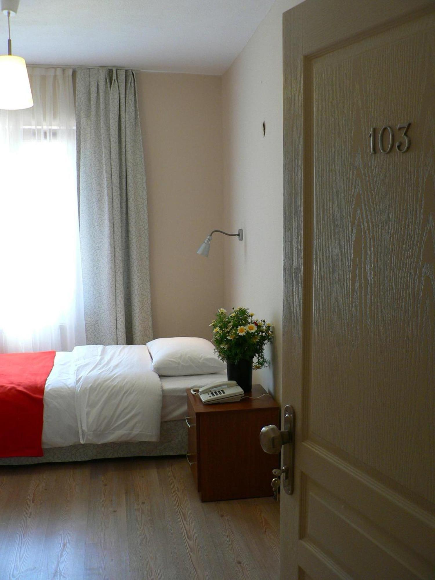 Crowded House Hotel 3*